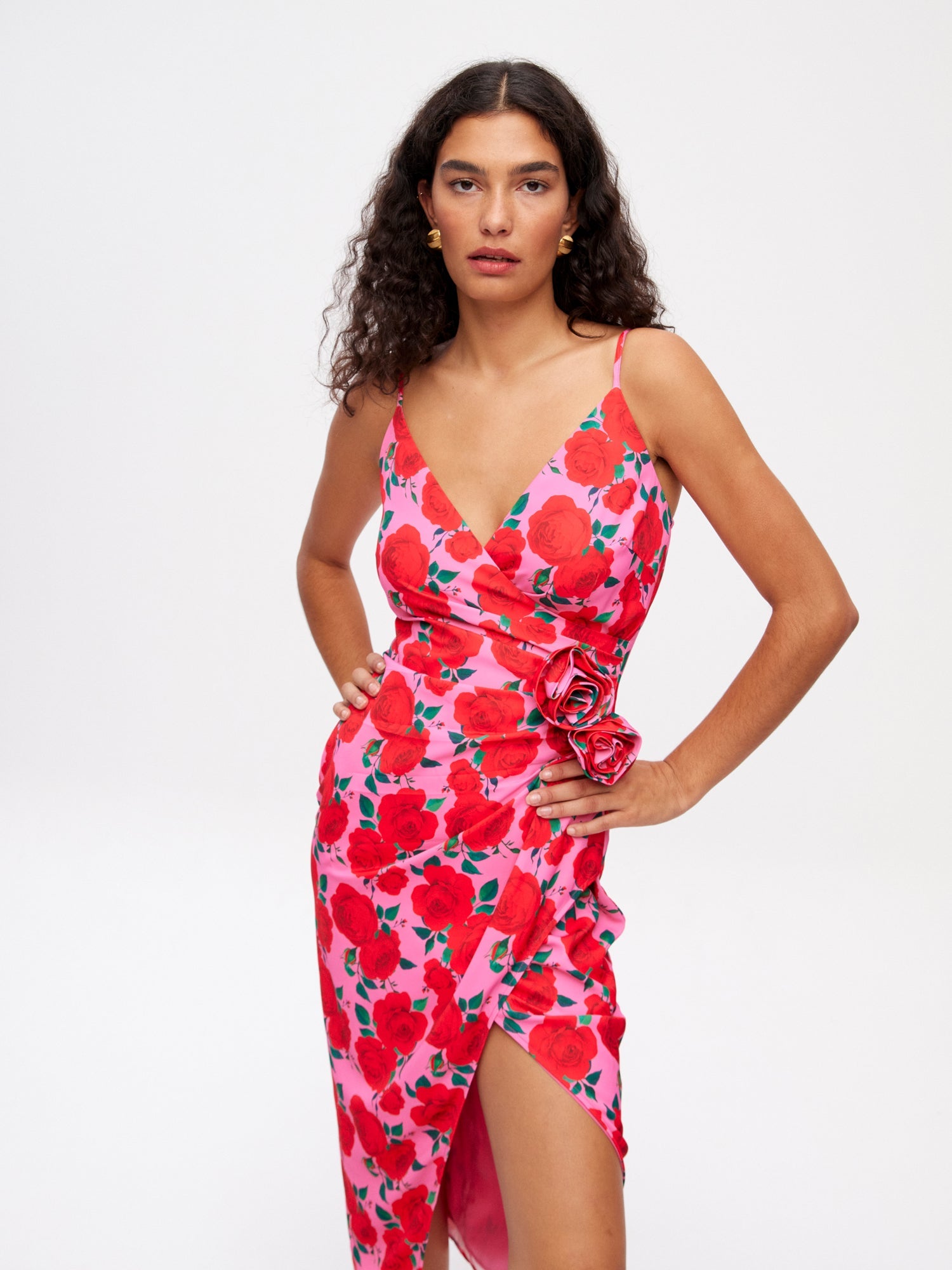 mioh | SORRENTO ROSES - Vestido midi tirantes print rosas flor cintura para invitada de boda, fiesta y evento. Tendencia vestidos invitada Primavera Verano 2024. MIOH la marca española de vestidos más de moda