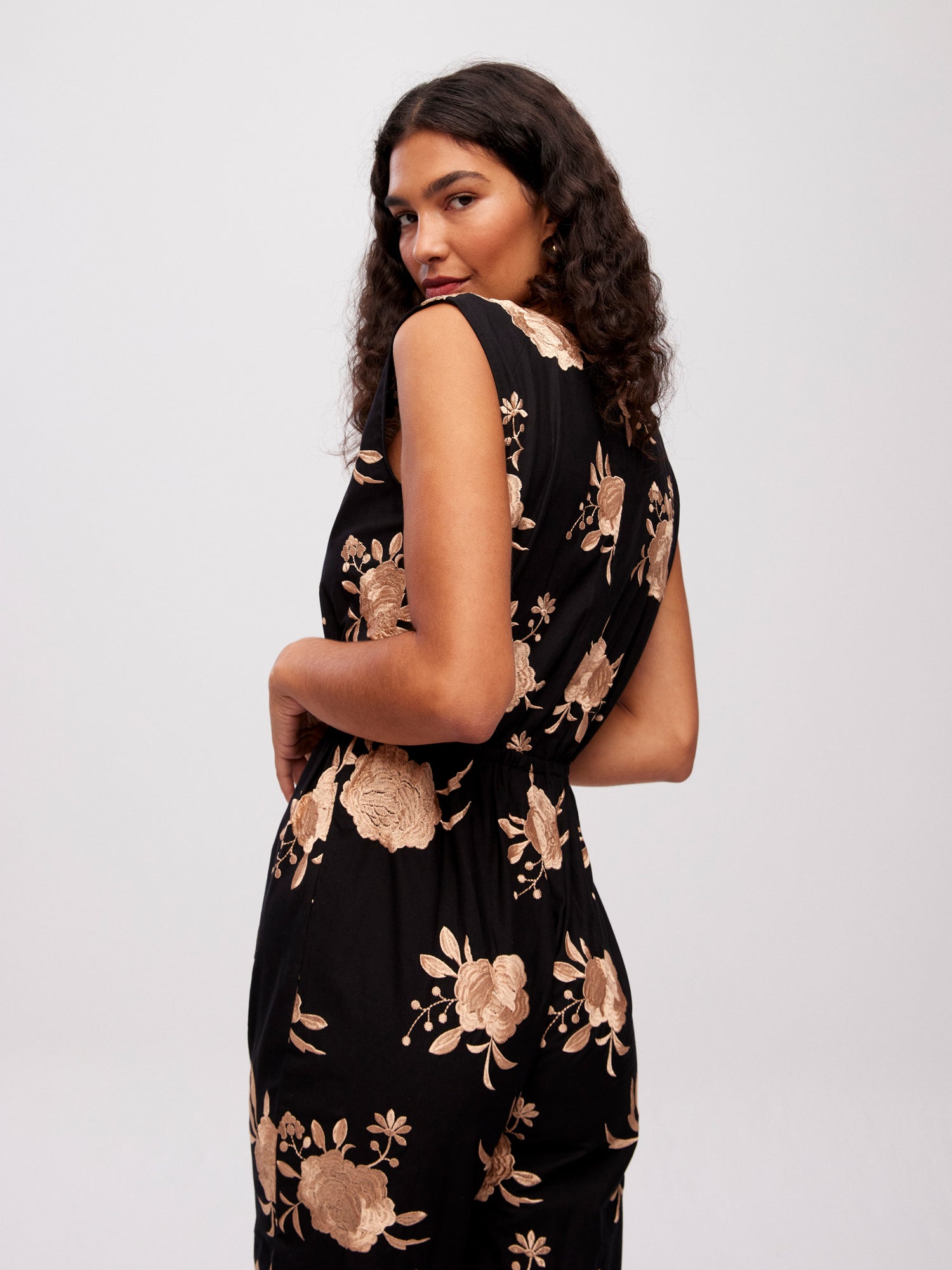 mioh | TURQUETA BLACK - Mono sin mangas bordado mantón negro para invitada de boda, fiesta y evento. Tendencia vestidos invitada Primavera Verano 2024. MIOH la marca española de vestidos más de moda