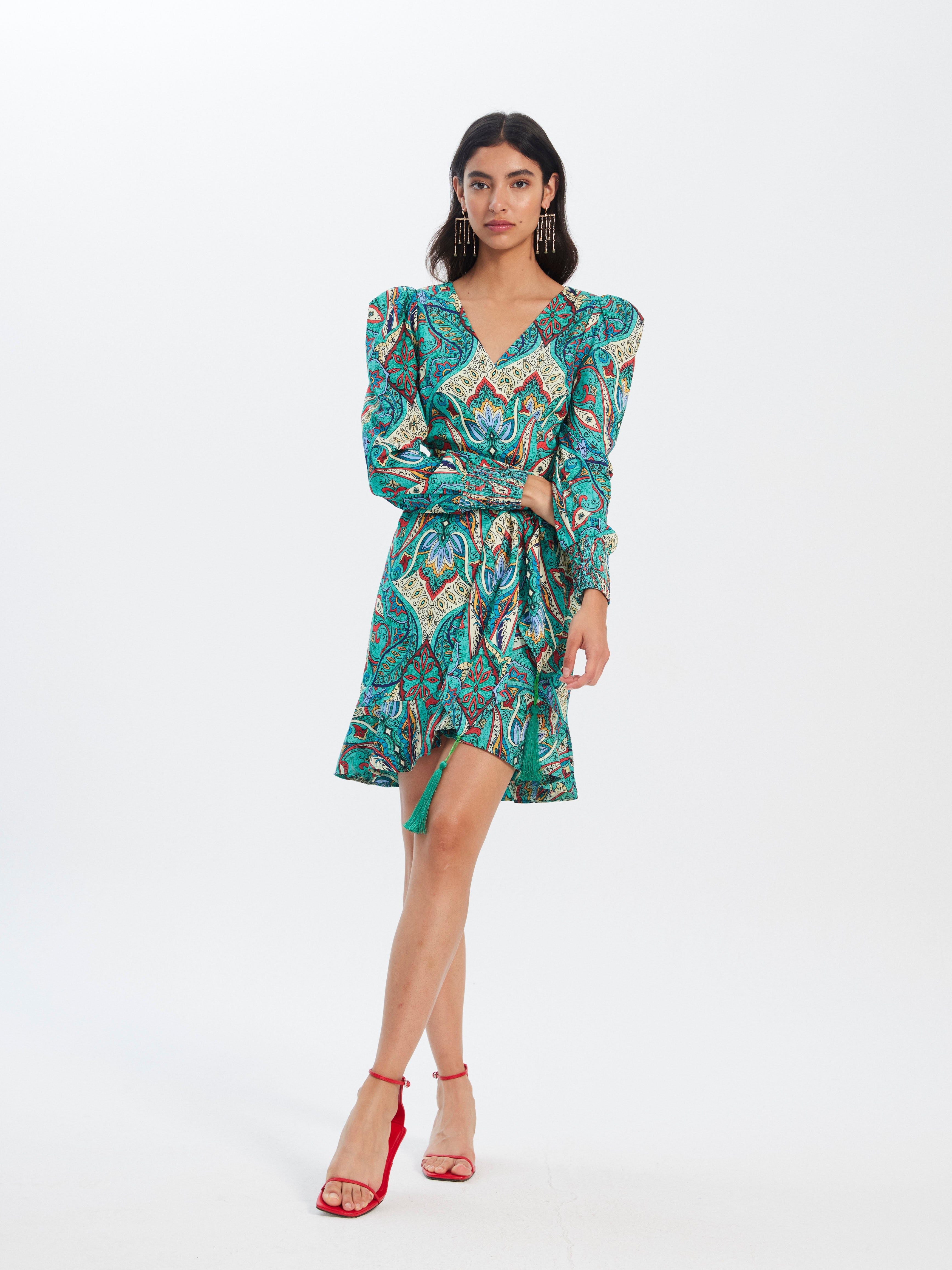 mioh | VALERIA BOHEME - Vestido wrap corto invitada boda, fiesta y evento, nuestro vestido wrap corto manga larga estampado de fiesta para ser la invitada de boda perfecta esta temporada Primavera Verano 23. Pura tendencia SS23. MIOH marca española invitada