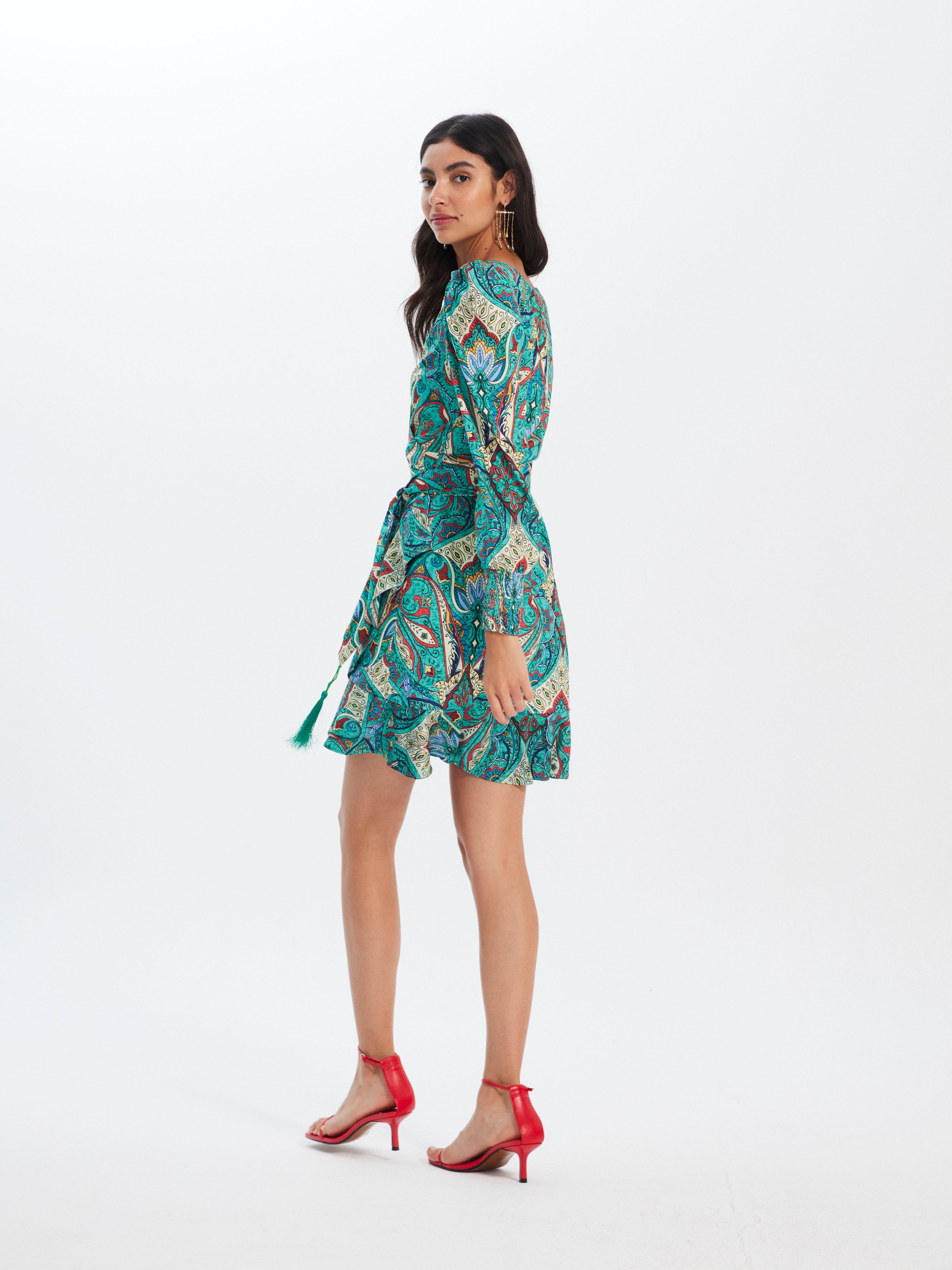 mioh | VALERIA BOHEME - Vestido wrap corto invitada boda, fiesta y evento, nuestro vestido wrap corto manga larga estampado de fiesta para ser la invitada de boda perfecta esta temporada Primavera Verano 23. Pura tendencia SS23. MIOH marca española invitada