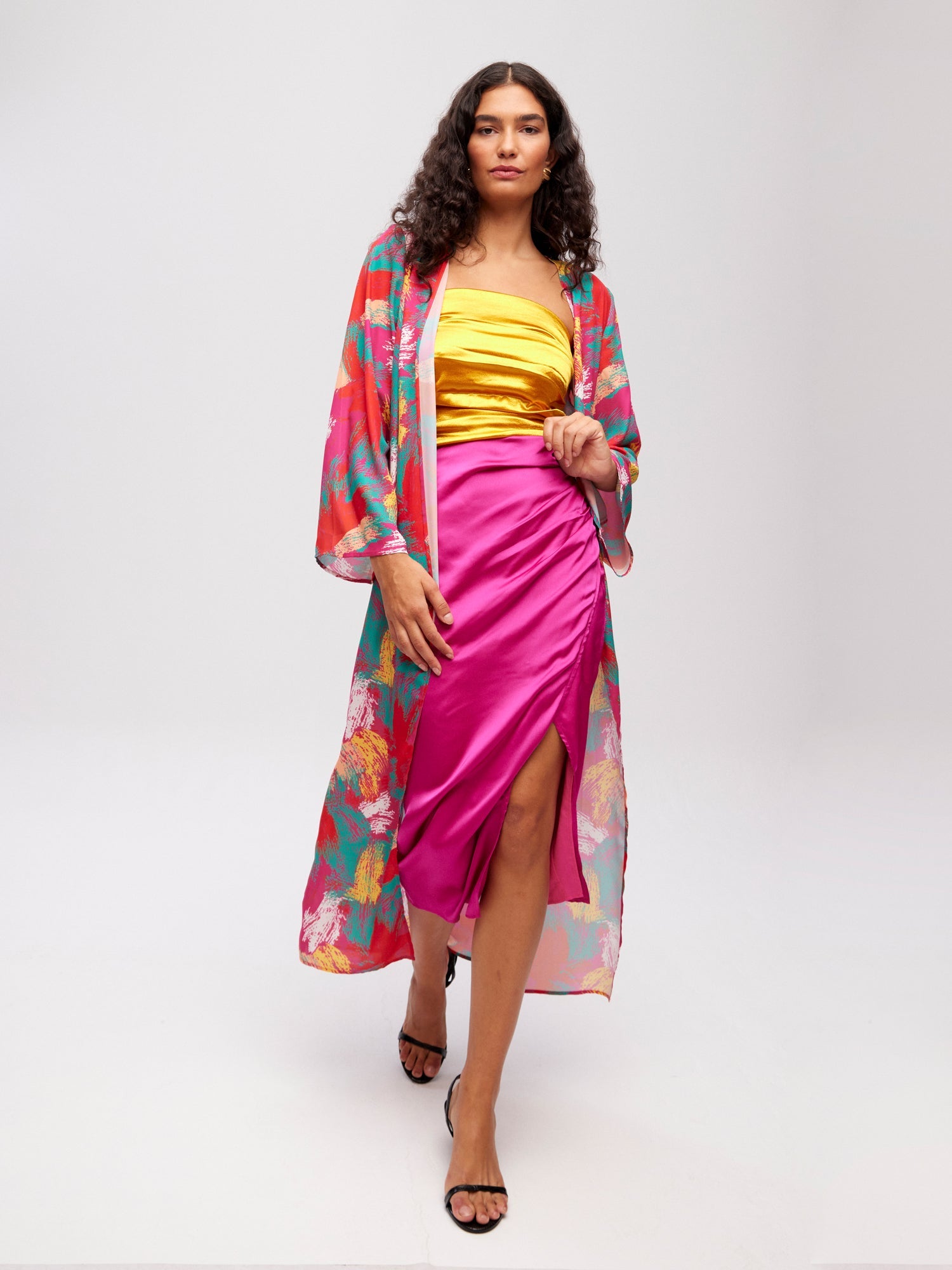 mioh | VARADERO KAFTAN FEATHER - Kaftán print feather para invitada de boda, fiesta y evento. Tendencia vestidos invitada Primavera Verano 2024. MIOH la marca española de vestidos más de moda