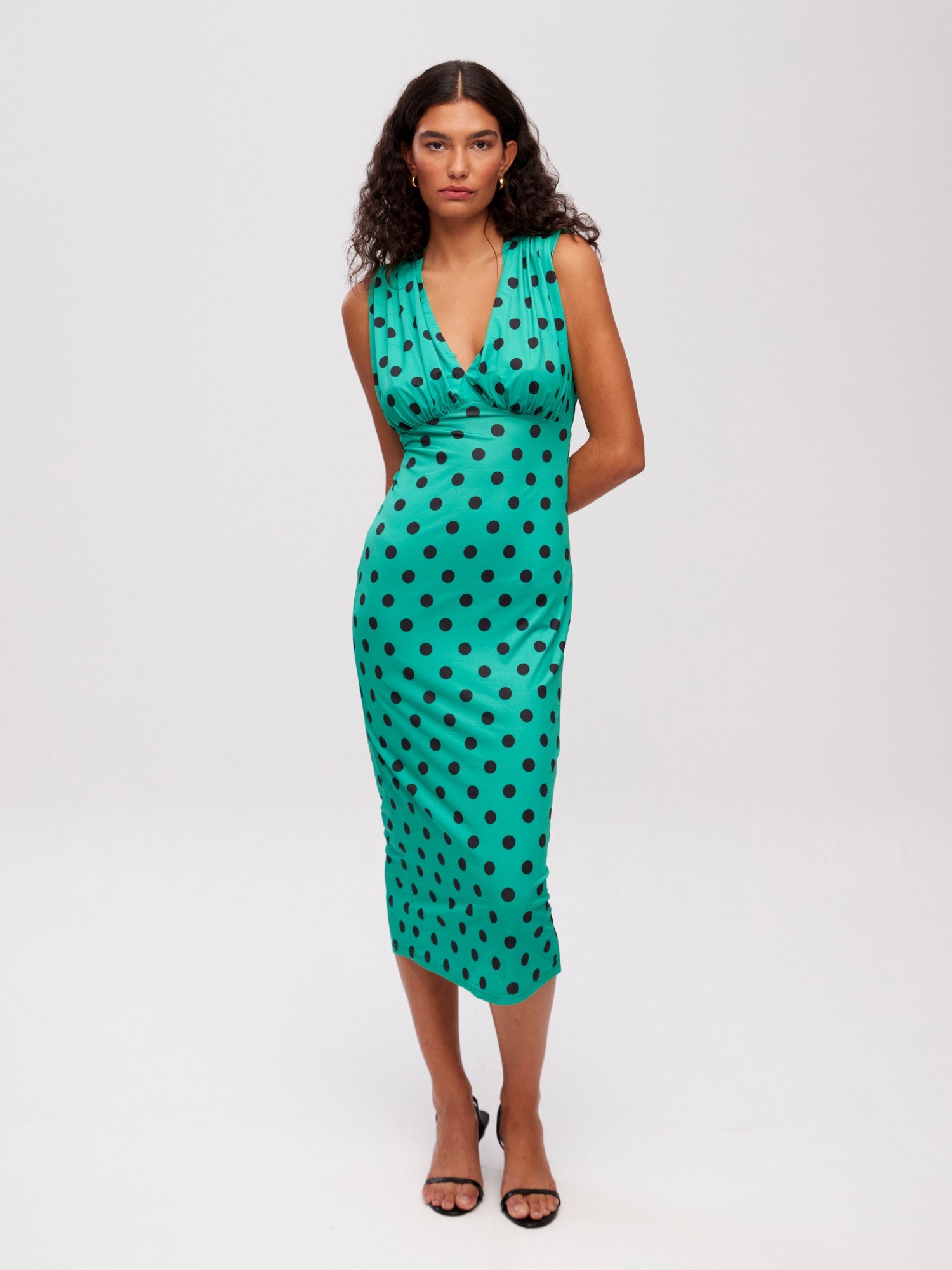 mioh | ZAHARA DOTS - Vestido midi sin mangas top plisado verde lunares para invitada de boda, fiesta y evento. Tendencia vestidos invitada Primavera Verano 2024. MIOH la marca española de vestidos más de moda