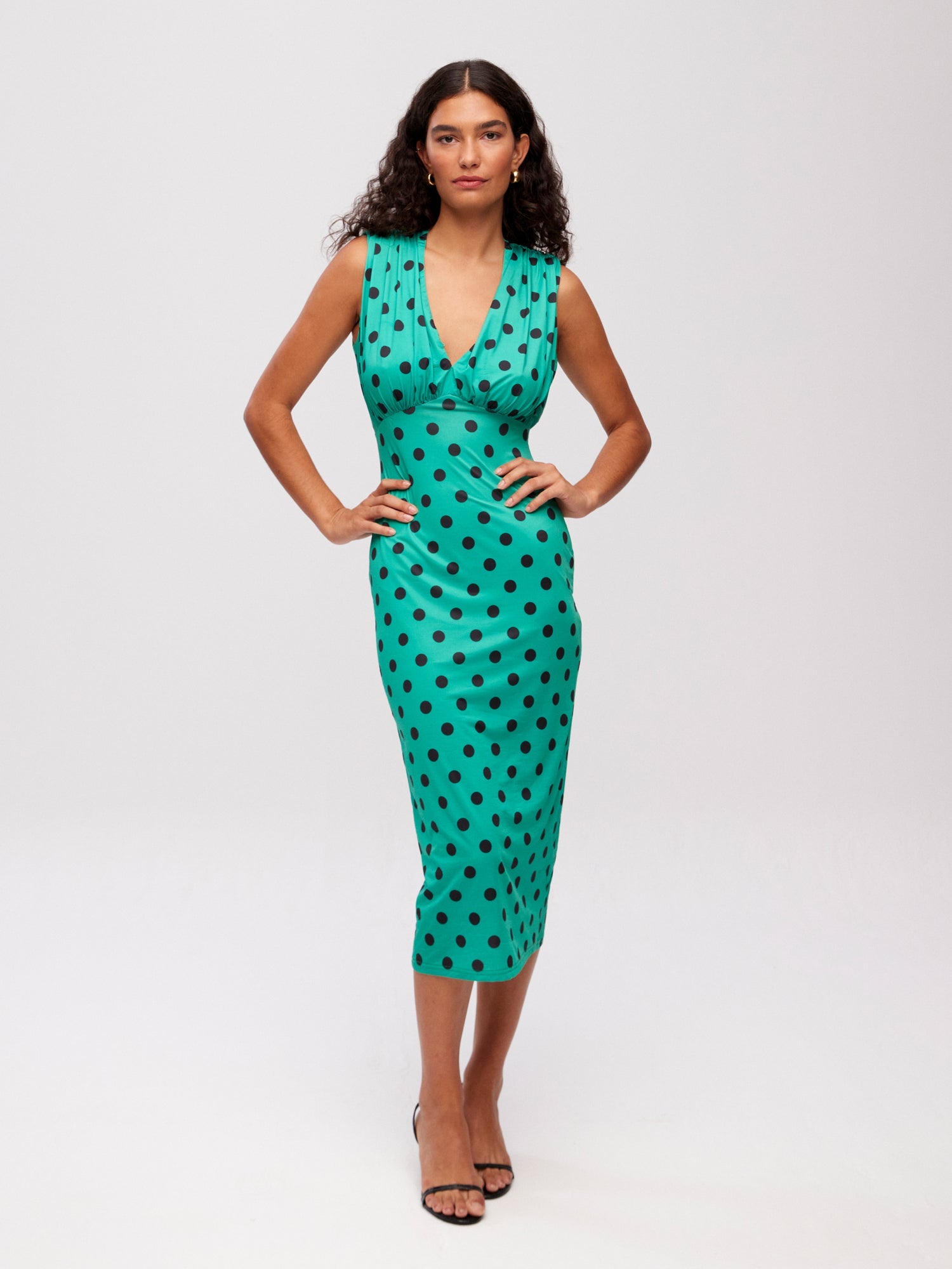 mioh | ZAHARA DOTS - Vestido midi sin mangas top plisado verde lunares para invitada de boda, fiesta y evento. Tendencia vestidos invitada Primavera Verano 2024. MIOH la marca española de vestidos más de moda